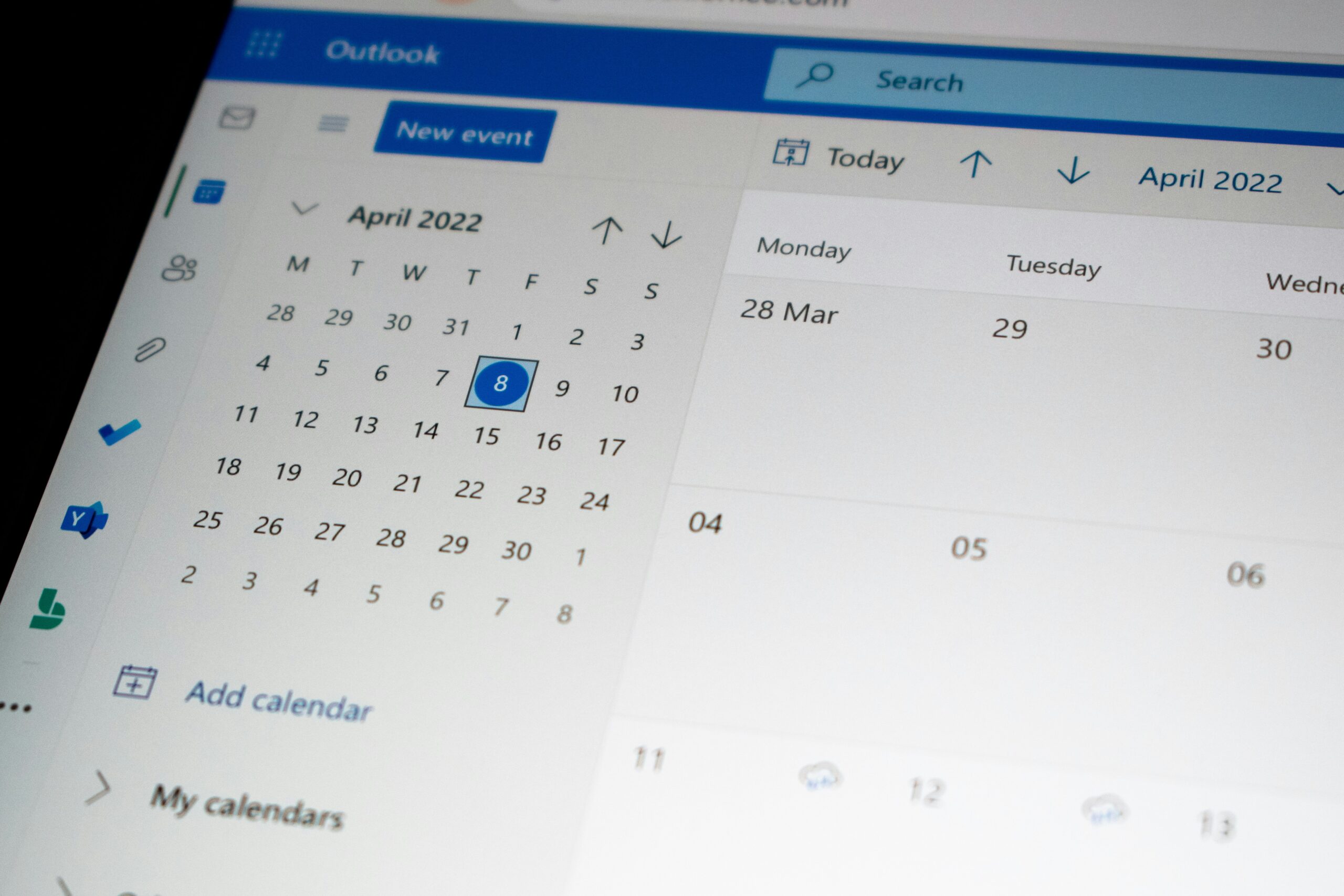 Outlook calendar interface showing April 2022 with the 8th highlighted, and a weekly view